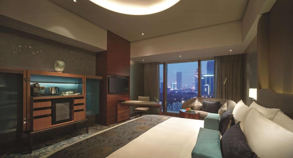 Postel nebo postele na pokoji v ubytování Shangri-La Tianjin