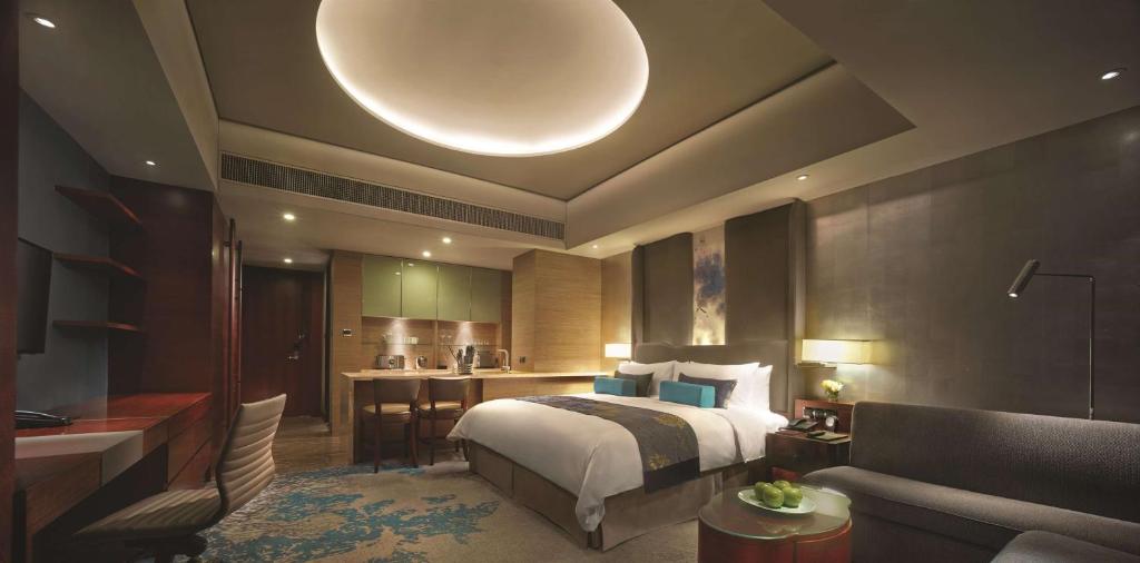 Postel nebo postele na pokoji v ubytování Shangri-La Tianjin