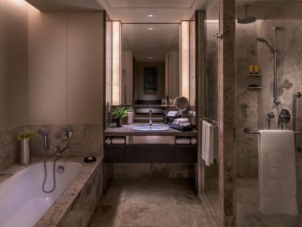 Koupelna v ubytování Shangri-La Colombo