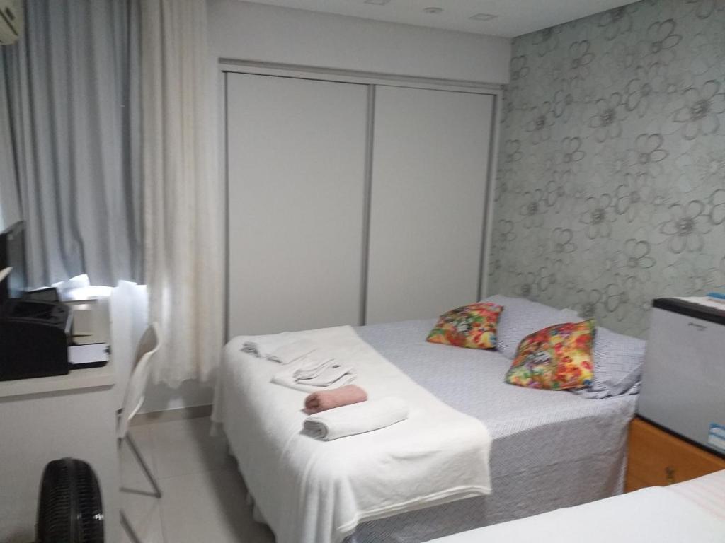 a bedroom with a bed with two towels on it at QUARTO TRIPLO - AMPLO E CONFORTAVEL-PERTO DO CENTRO DE CONVENÇÕES-FENEARTE-RECIFE-Pe in Recife