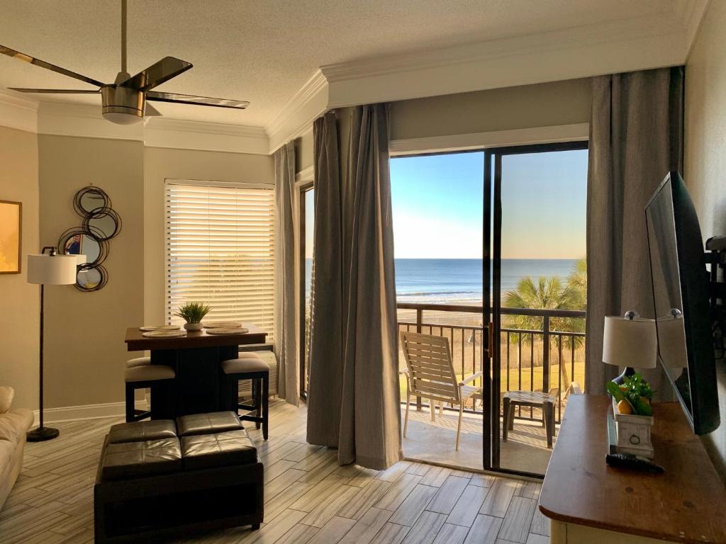 sala de estar con vistas al océano en 210 Sea Gem Oceanfront Pet Friendly Indoor Pools, en Myrtle Beach