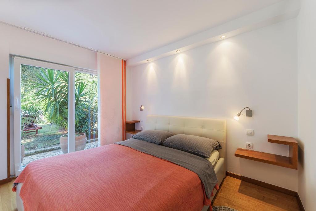 Postel nebo postele na pokoji v ubytování Apartments Villa Lungomare