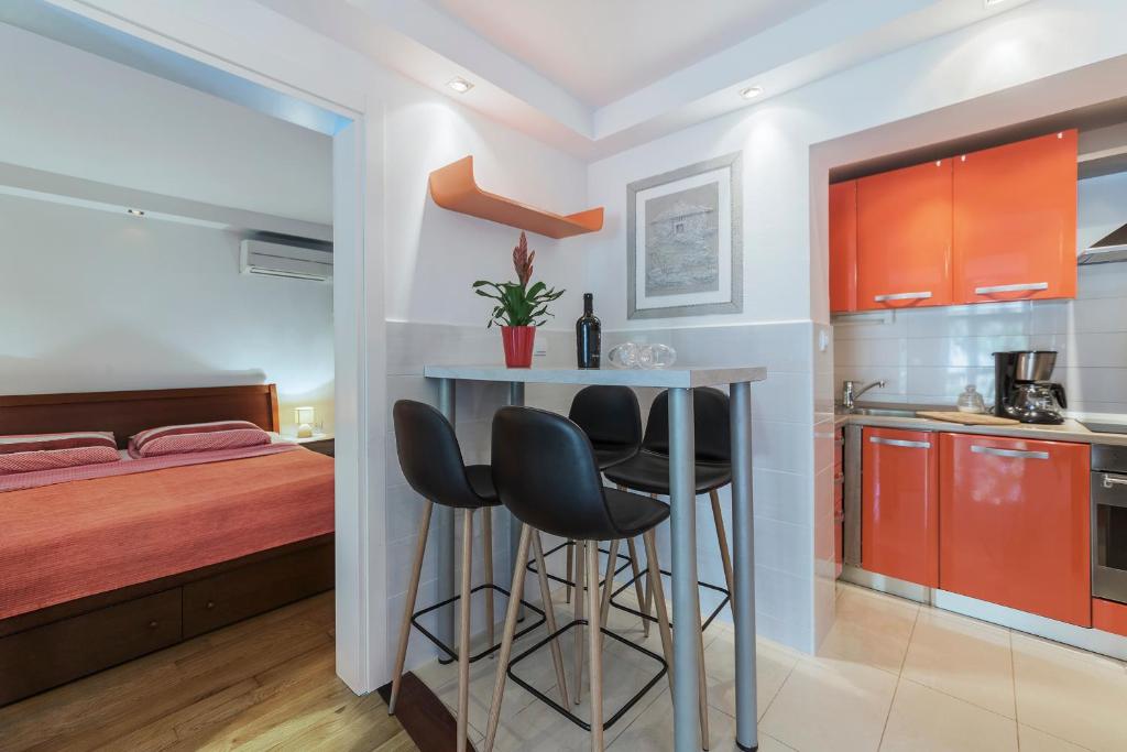 Kuchyň nebo kuchyňský kout v ubytování Apartments Villa Lungomare
