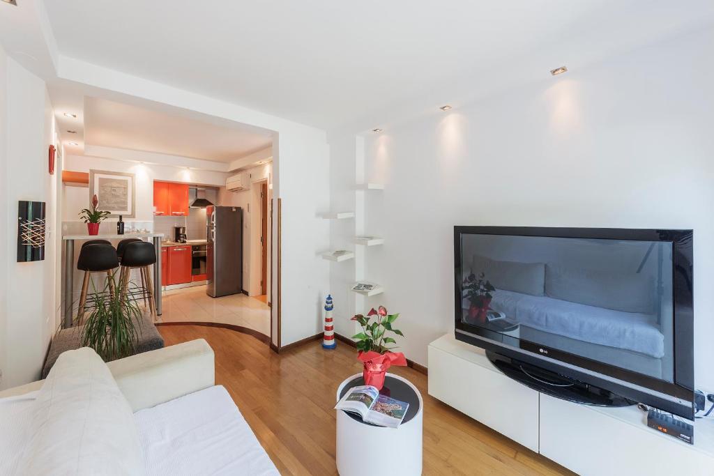 TV a/nebo společenská místnost v ubytování Apartments Villa Lungomare