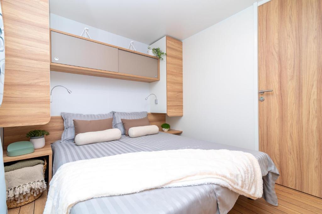 Кровать или кровати в номере Mobile Homes AZZURRO