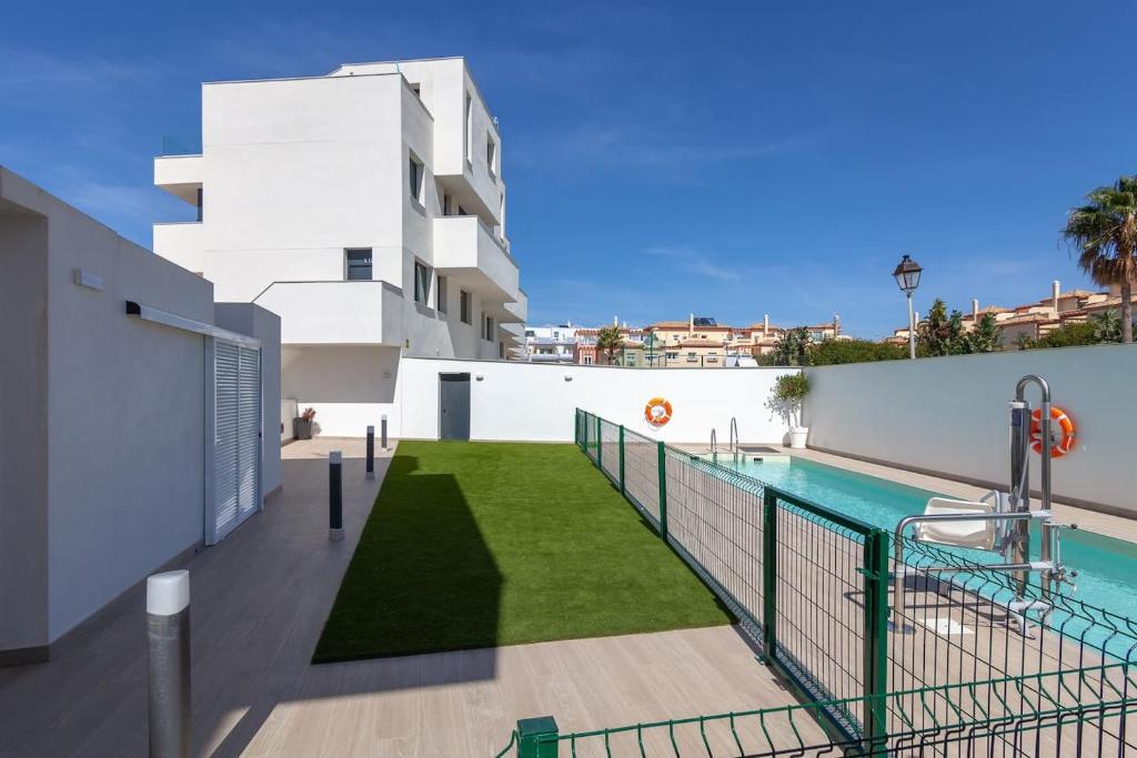 Bazén v ubytování Tarifa Cozy House - Modern, Pool, Parking, Wifi, nebo v jeho okolí