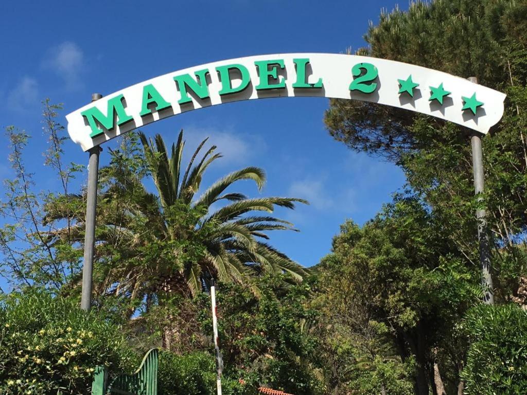 znak na targ z drzewami w obiekcie Residence Mandel 2 by Mandel Club w mieście Capoliveri