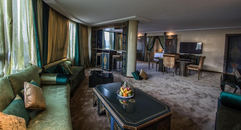TV a/nebo společenská místnost v ubytování Hotel Tafilalet