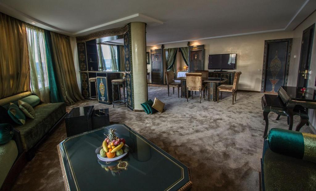 TV a/nebo společenská místnost v ubytování Hotel Tafilalet