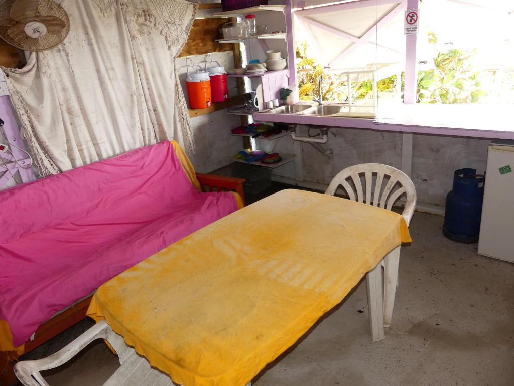 tenda con panchina e tavolo in cucina di Tikaz Toukité a Méro