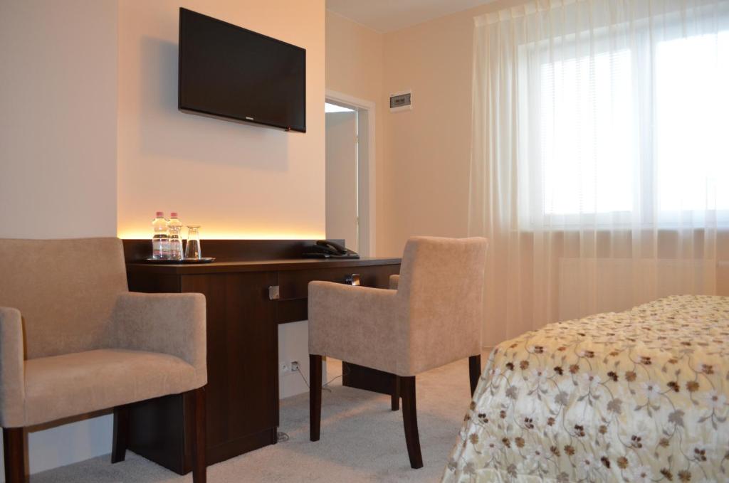 Televízia a/alebo spoločenská miestnosť v ubytovaní Hotel Alexandra