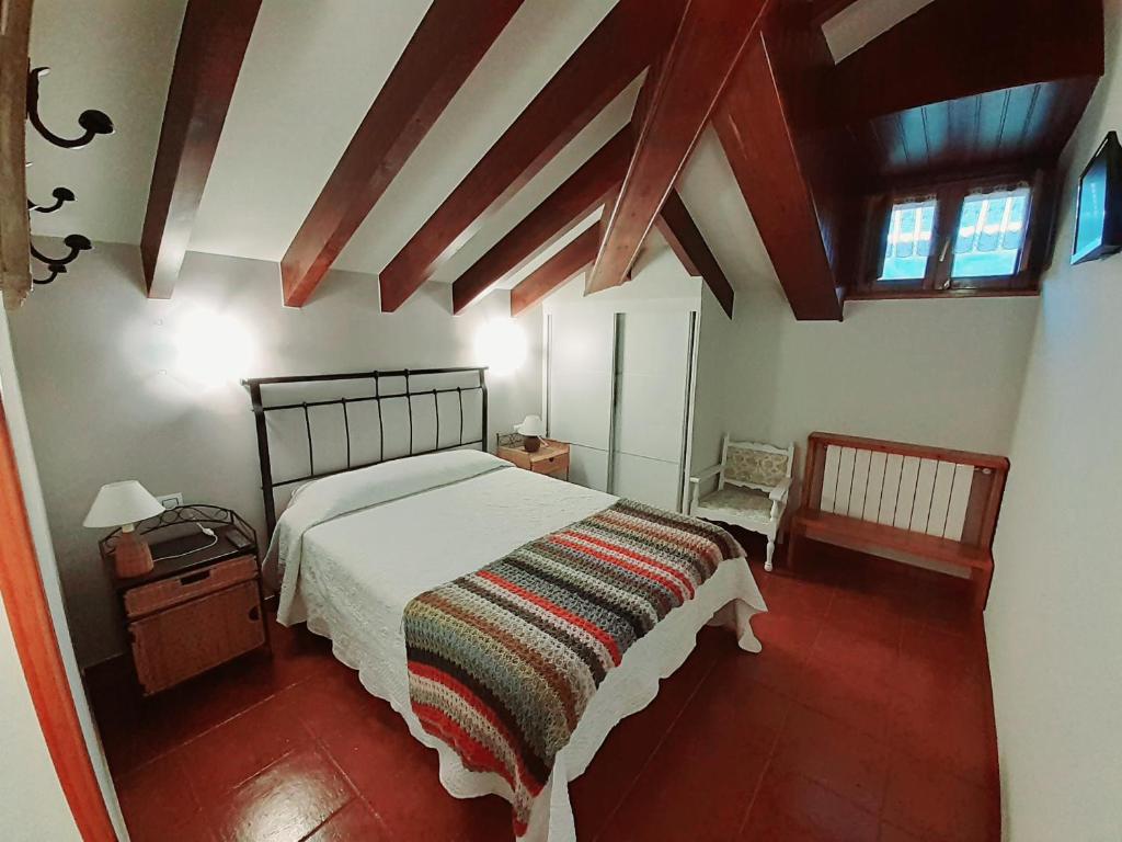 A bed or beds in a room at La Casona del Jou