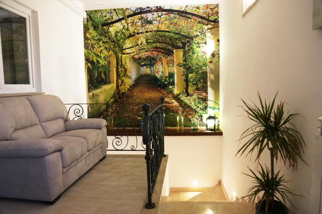 un pasillo con una pintura de un pasillo con un pasillo en La Primavera, en Anacapri