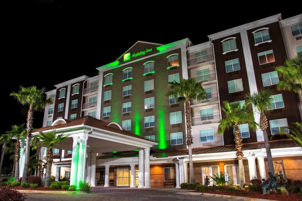 hotel z zielonymi światłami przed nim w obiekcie Holiday Inn Hotel & Suites Lake City, an IHG Hotel w mieście Lake City
