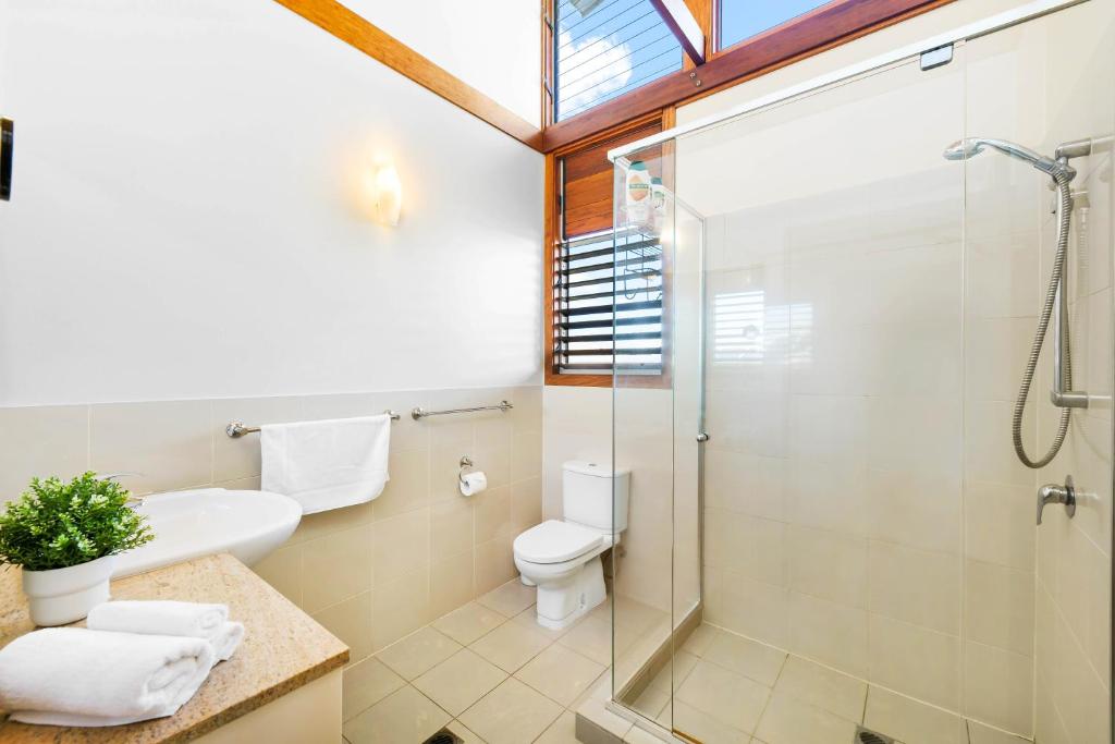 Koupelna v ubytování Serenity - Mudjimba - Pet Friendly Holiday Home