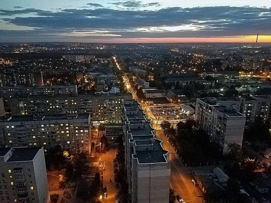 uitzicht op een stad 's nachts met verlichting bij Апартаменты на 25 этаже. in Charkov