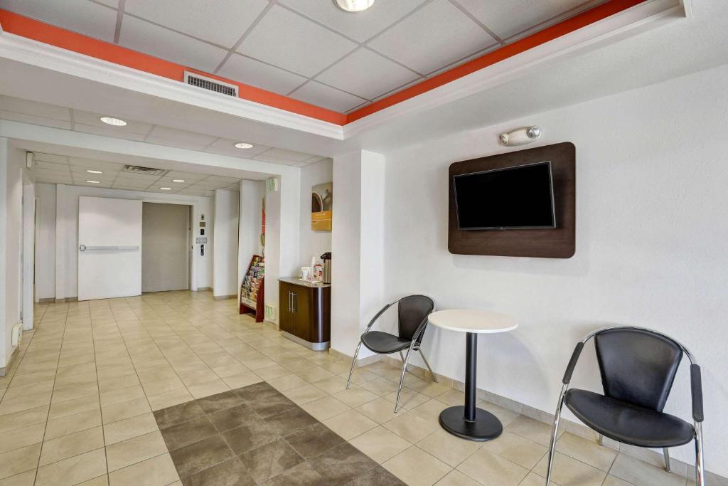 TV a/nebo společenská místnost v ubytování Motel 6-Lemoore, CA