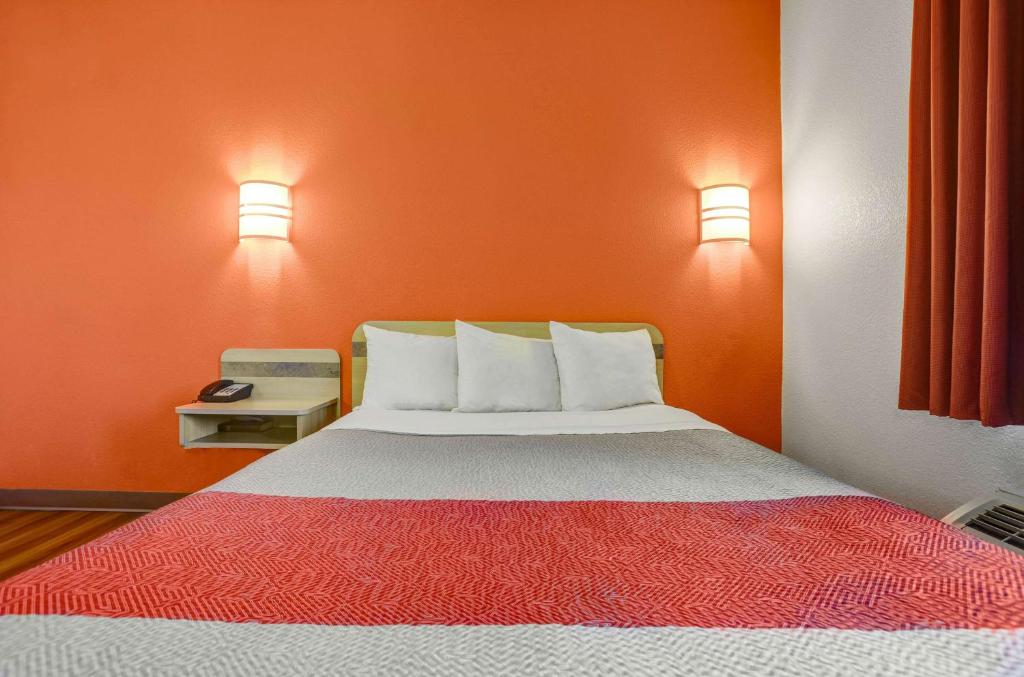 Postel nebo postele na pokoji v ubytování Motel 6-Lemoore, CA