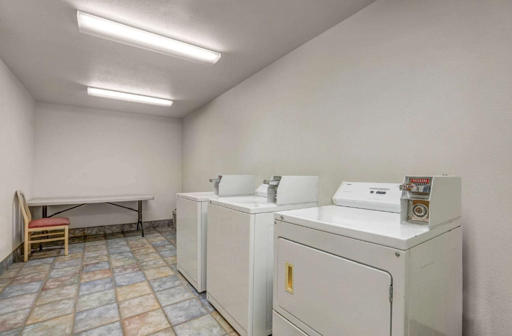 Kuchyň nebo kuchyňský kout v ubytování Motel 6-Lemoore, CA