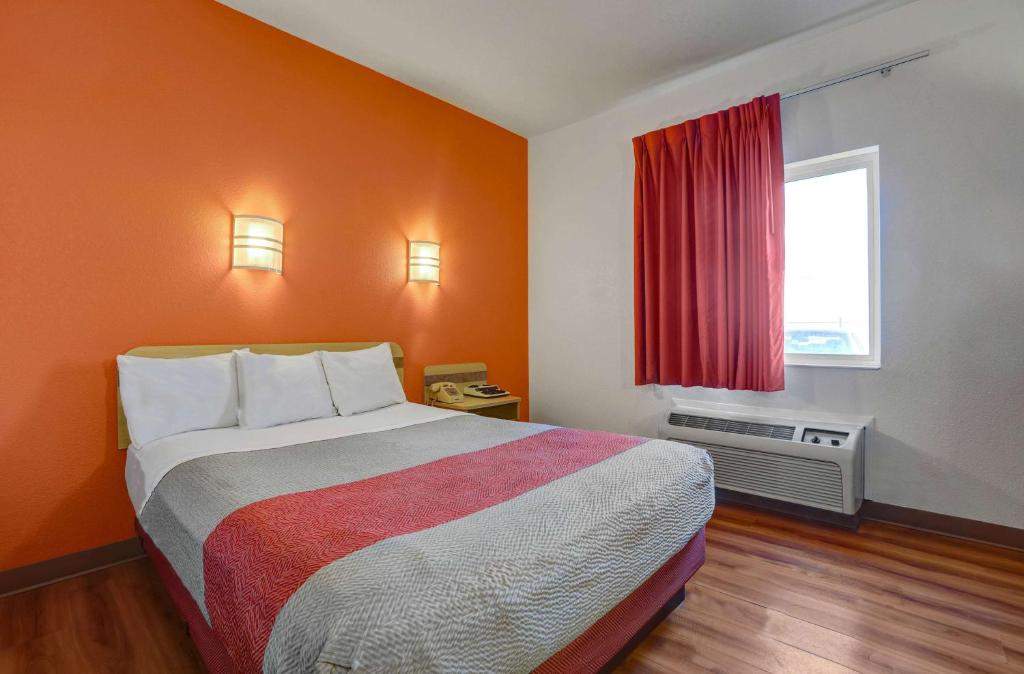 Postel nebo postele na pokoji v ubytování Motel 6-Lemoore, CA
