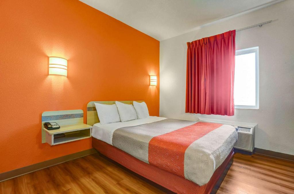 Postel nebo postele na pokoji v ubytování Motel 6-Lemoore, CA