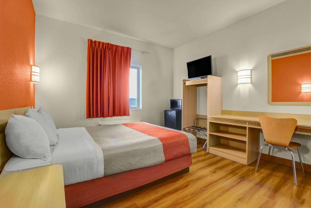 TV a/nebo společenská místnost v ubytování Motel 6-Lemoore, CA