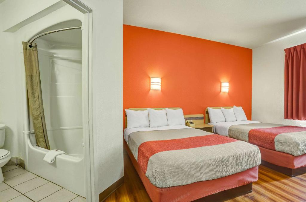 Postel nebo postele na pokoji v ubytování Motel 6-Lemoore, CA