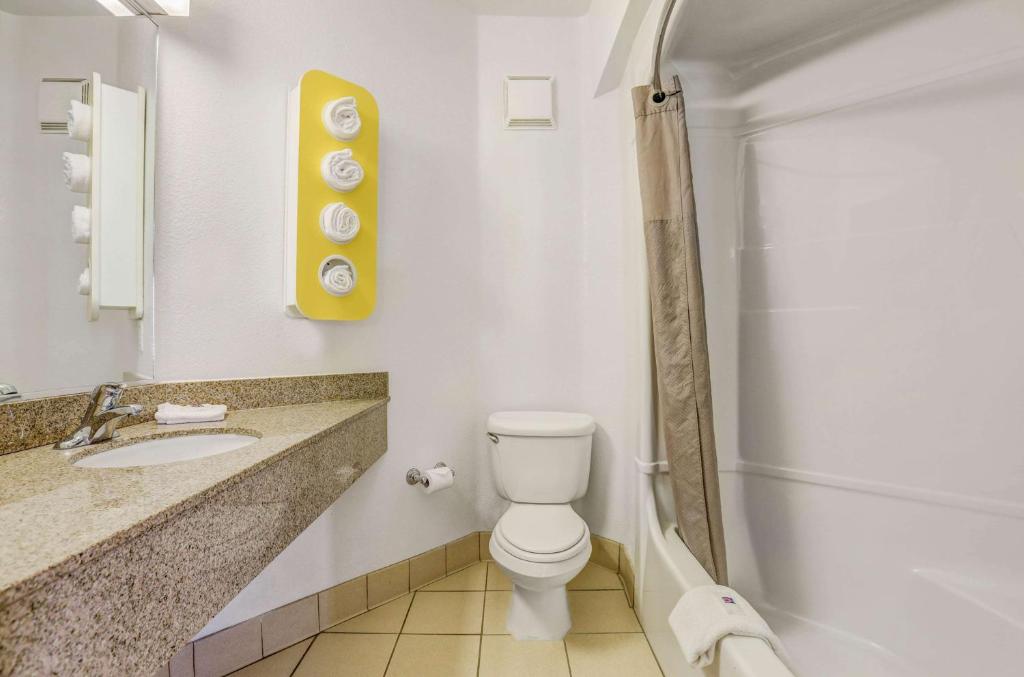 Koupelna v ubytování Motel 6-Lemoore, CA