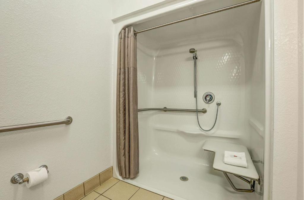 Koupelna v ubytování Motel 6-Lemoore, CA