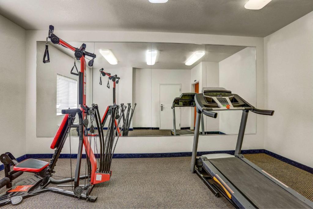 Fitness centrum a/nebo fitness zařízení v ubytování Motel 6-Lemoore, CA