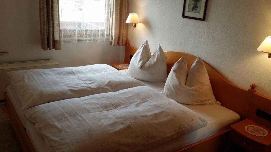 Letto o letti in una camera di KREUZHOF Seefeld