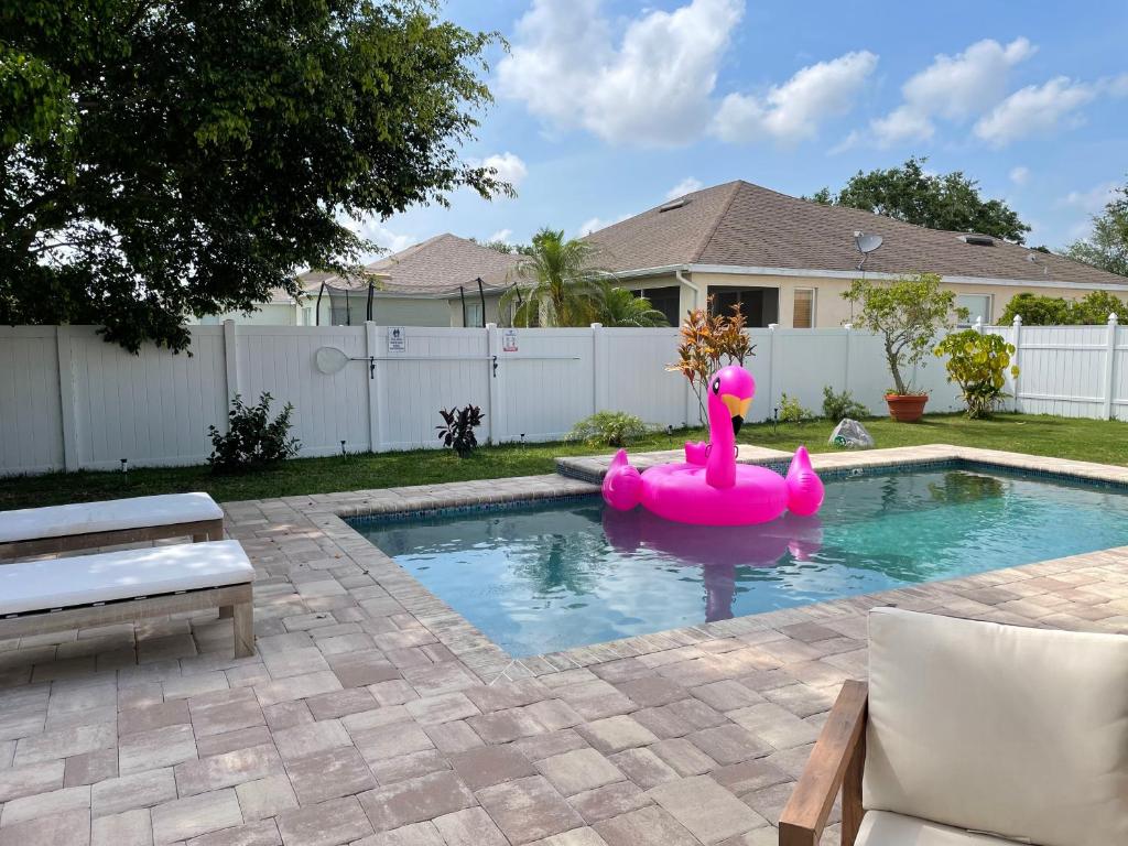 una piscina con un pato rosado inflable en el agua en Paradise Pool Home Near IMG and Siesta Key Beach en Bradenton