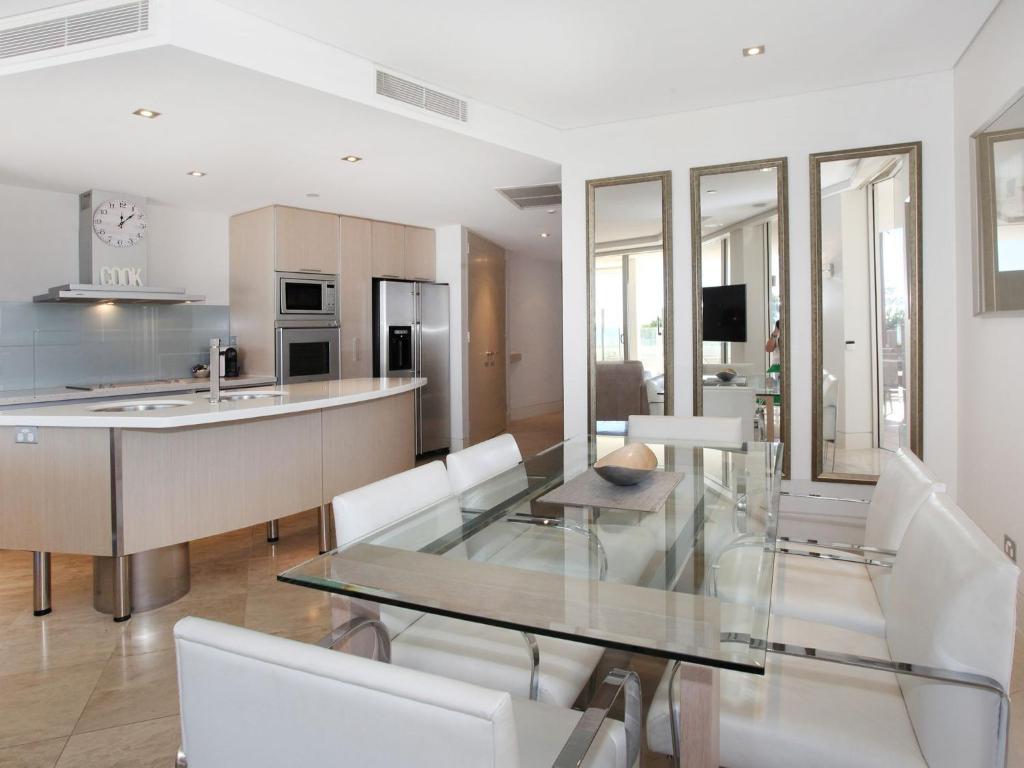 Kuchyň nebo kuchyňský kout v ubytování Oceans 201 luxurious beachfront apartment