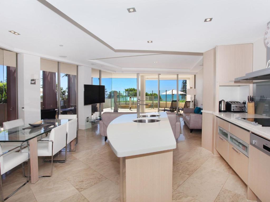 Kuchyň nebo kuchyňský kout v ubytování Oceans 201 luxurious beachfront apartment