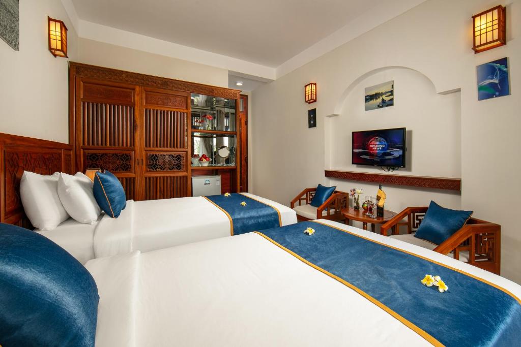 TV a/nebo společenská místnost v ubytování Hoi An Riverside Villas & Apartments