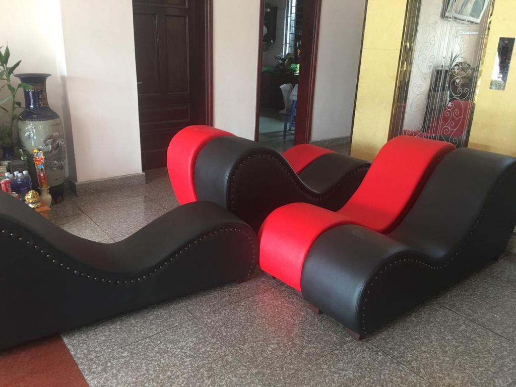 dwa czarno-czerwone krzesła w pokoju w obiekcie Khách sạn Hong Kong w mieście Hòn Một