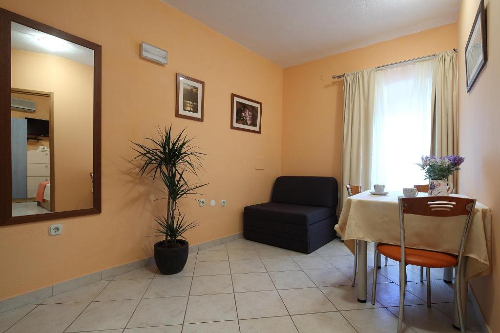Imagem da galeria de La Familia Apartments em Makarska