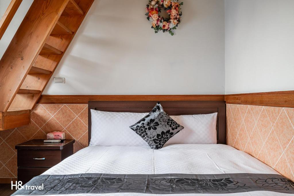 a bedroom with a bed with areath on the wall at Shan Tyi Homestay in Ji&#39;an