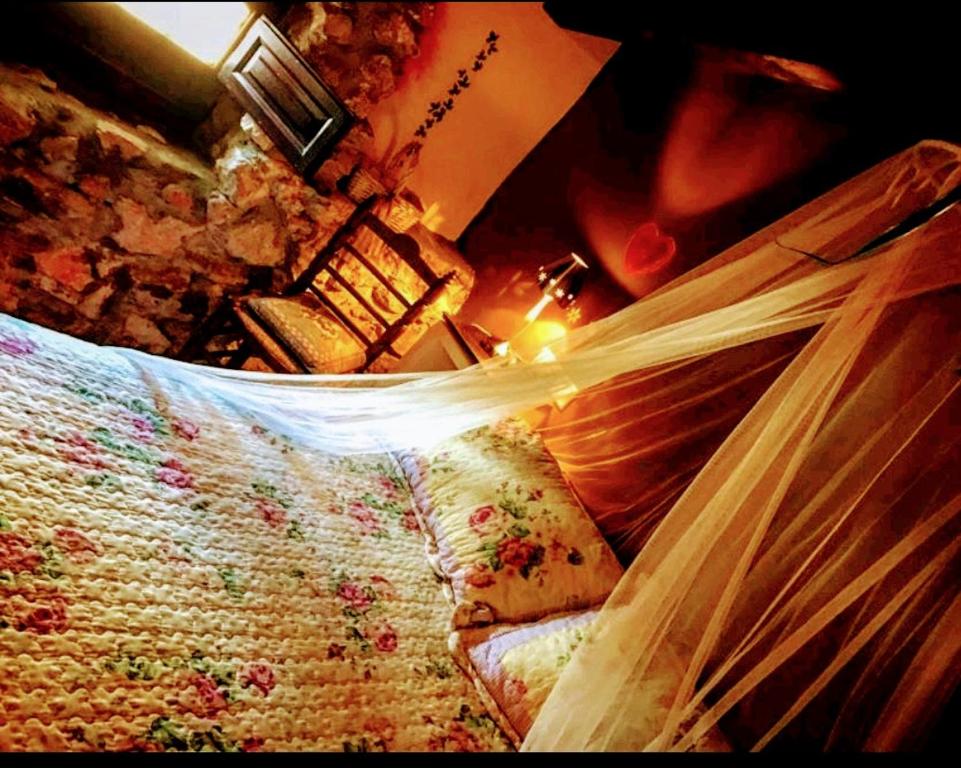 Room in Guest room - Romantic getaway to Valeria في Valeria: غرفة نوم بسرير مع نت