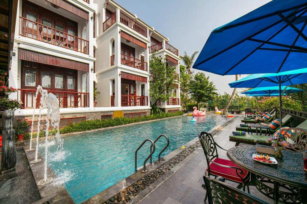 Bazén v ubytování Hoi An Riverside Villas & Apartments nebo v jeho okolí