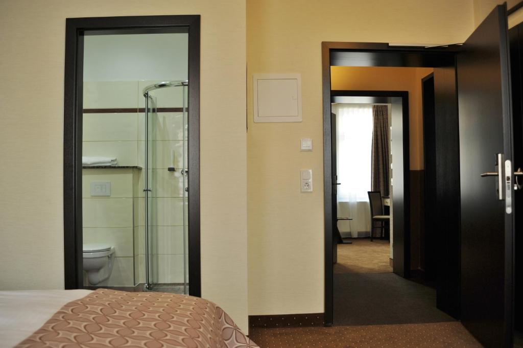 Postel nebo postele na pokoji v ubytování Hotel Atlas Halle