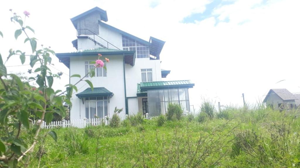 una casa blanca en la cima de una colina en Villa sierra sky, en Ambawela