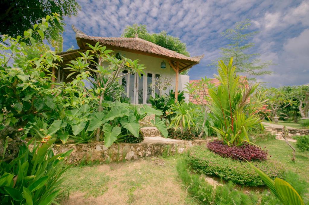 a small house in the middle of a garden at kaje cottage & restaurant in Nusa Penida