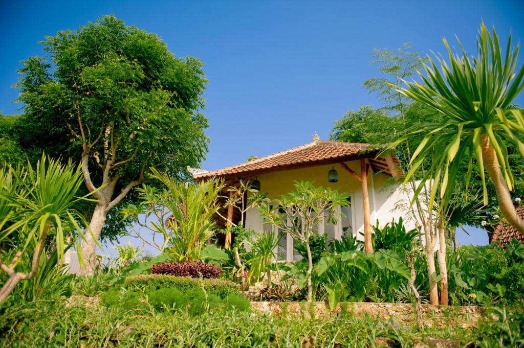 a house in the middle of some trees at kaje cottage & restaurant in Nusa Penida