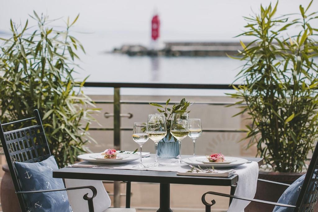 Výhled na řeku, která protéká v blízkosti hotelu