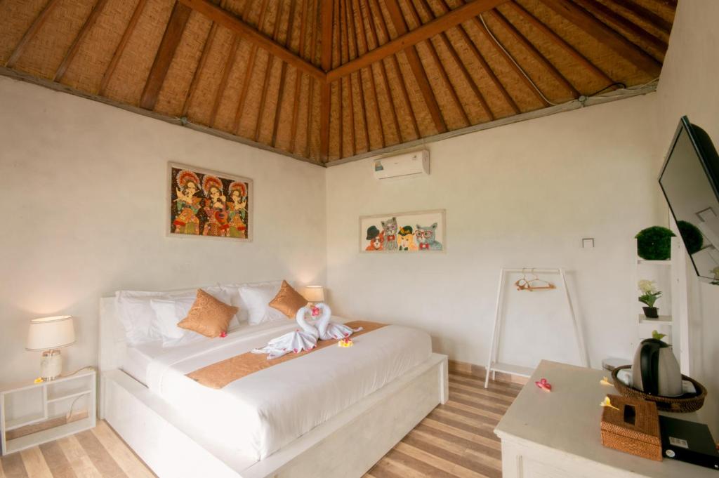 a bedroom with a white bed in a room at kaje cottage & restaurant in Nusa Penida