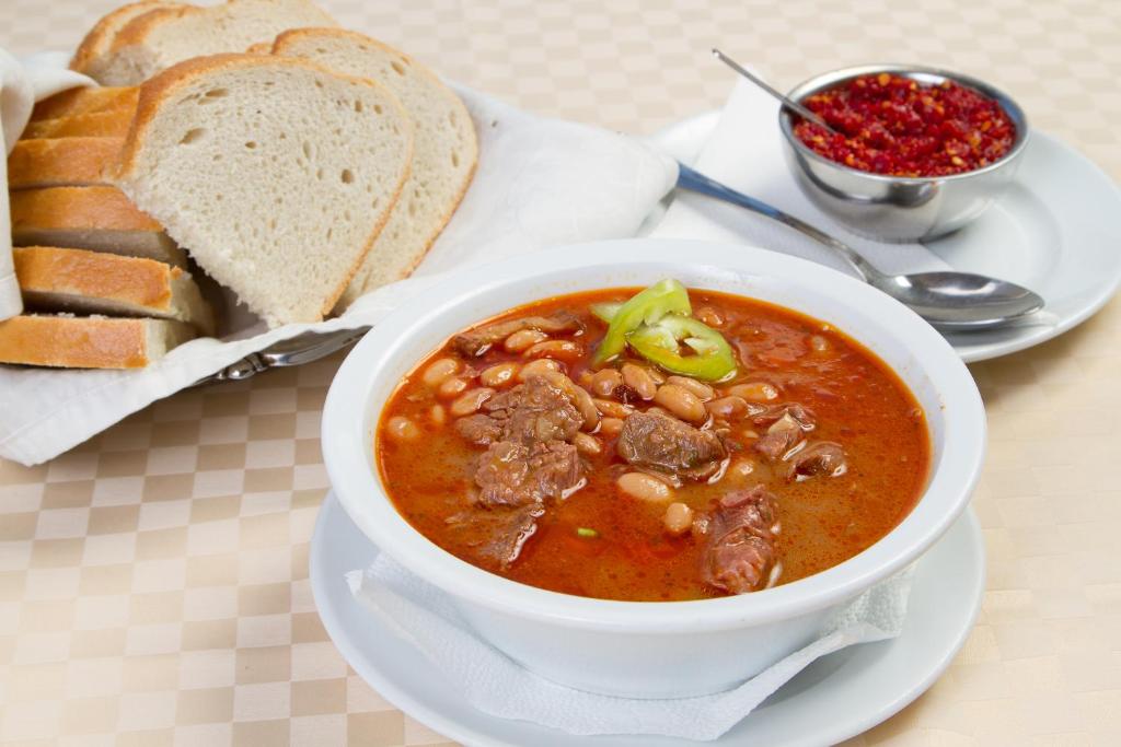 Jedlo v ubytovaní bed & breakfast alebo blízkom okolí