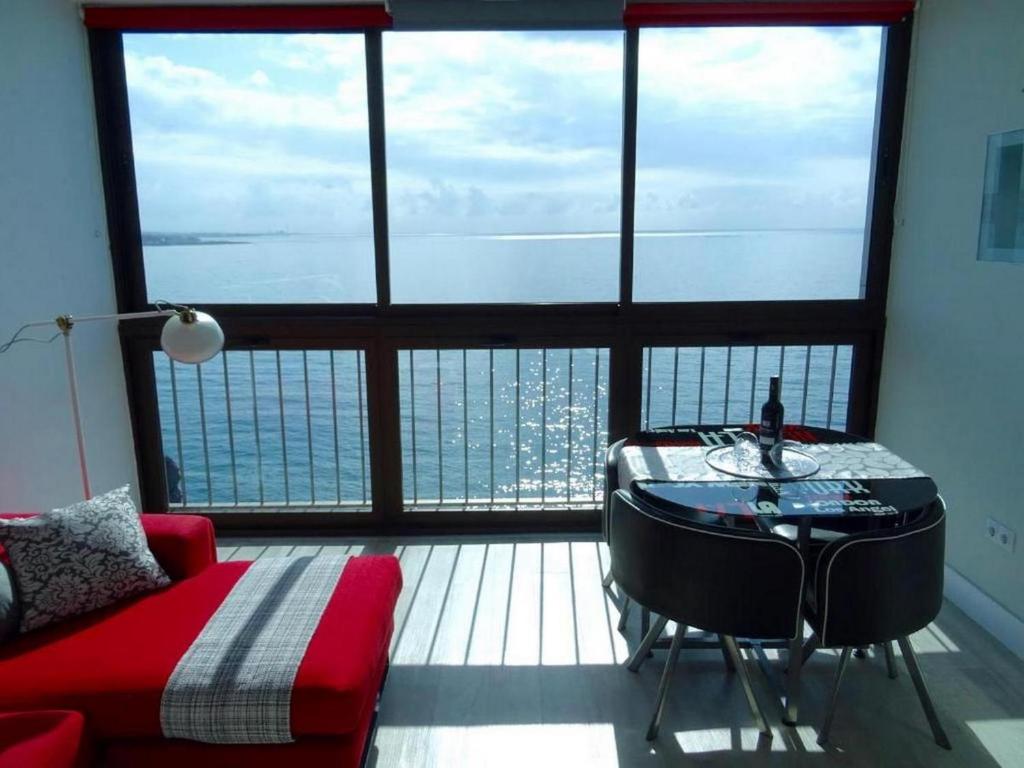 サンアグスティンにあるMIRADOR RED MASPALOMASのベッド1台と大きな窓が備わる客室です。