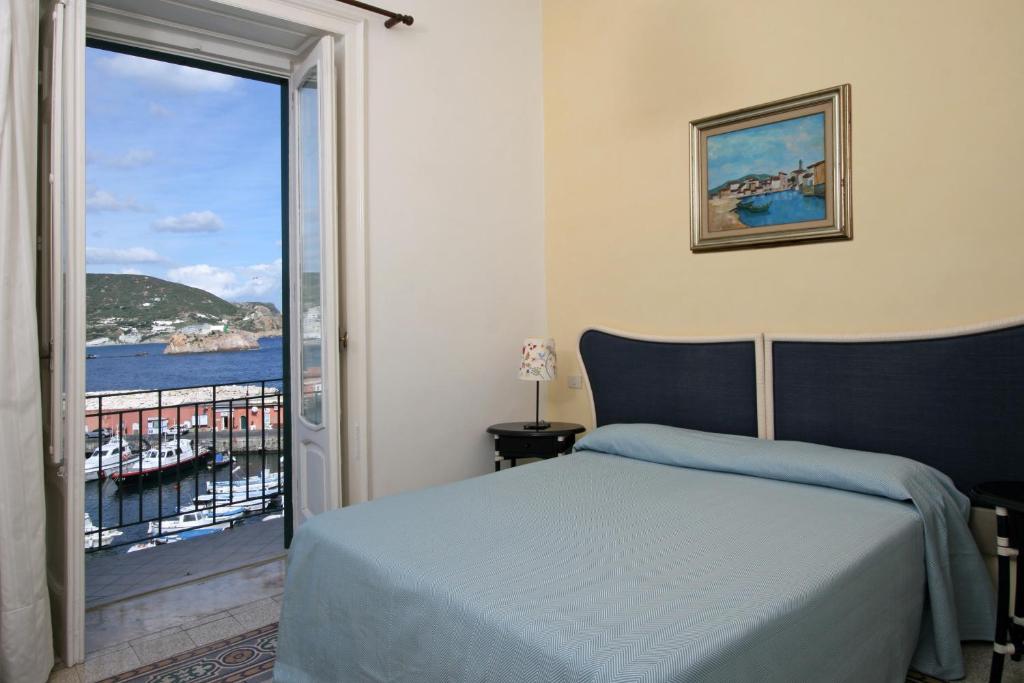 Nespecifikovaný výhled na hory nebo výhled na hory při pohledu z hotelu