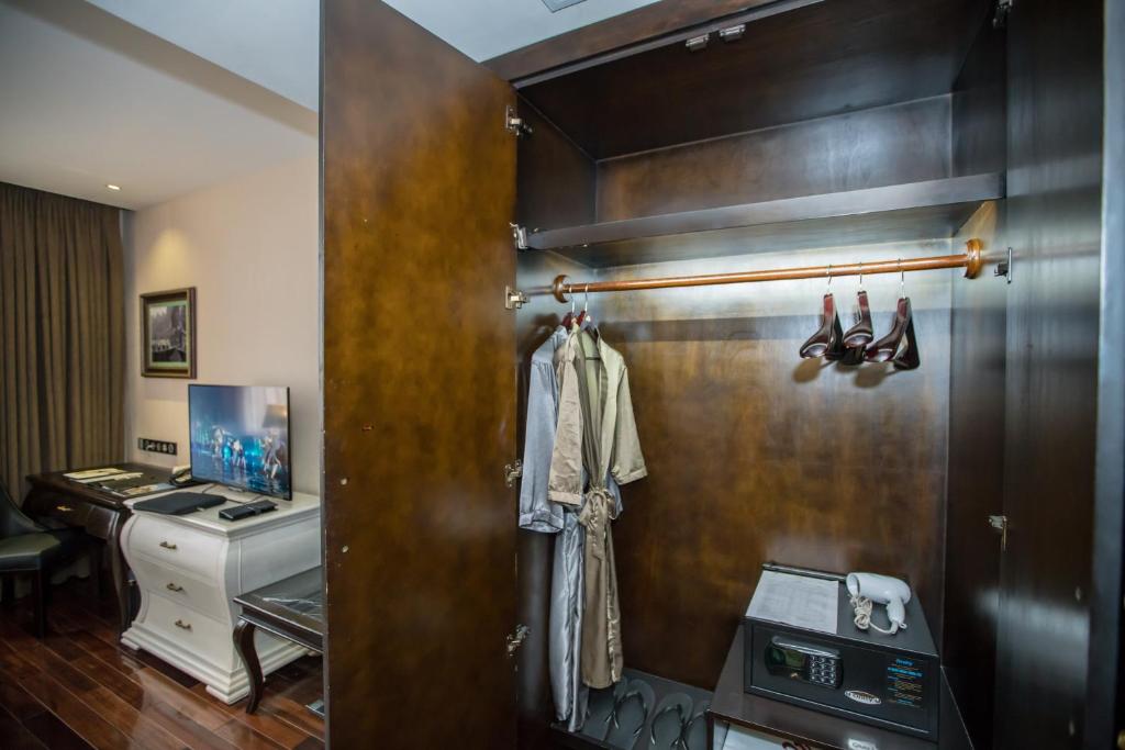 Paradise Suites Hotel - 6